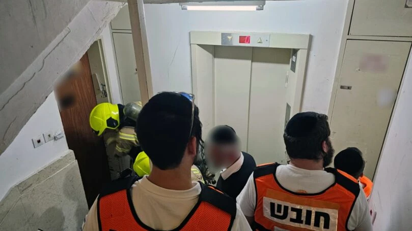 הושארו לבד וננעלו: שני ילדים חולצו מדירה בוערת בביתר עילית