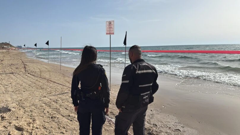 דרמה בתל אביב: פריטי אמל"ח אותרו בחוף הצוק, המתרחצים פונו