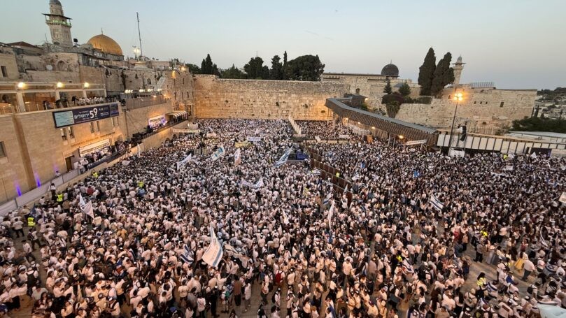 רבבות משתתפים בריקוד הדגלים בירושלים