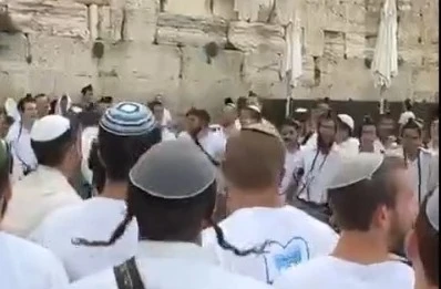 מרגש: תפילת יום ירושלים בנוכחות מאות חוגגים בכותל | צפו