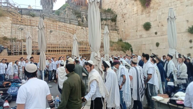 שומרים על הכותל: תפילה ברחבה הדרומית במחאה על פסיקת בג"ץ