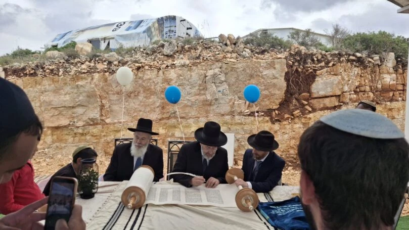 "התשובה לאויבינו": ספר תורה ראשון הוכנס ליישוב מעוז צור