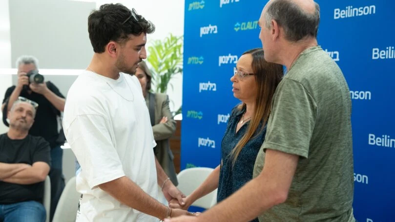 מרגש: משפחת הלוחם שנפל בלבנון פגשה את המפקד שקיבל את קרניתו