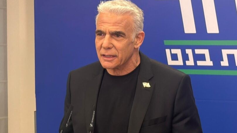 לפיד מנסה לאיים: נפרסם תמונות של ח"כים שיתמכו בחוק הגיוס