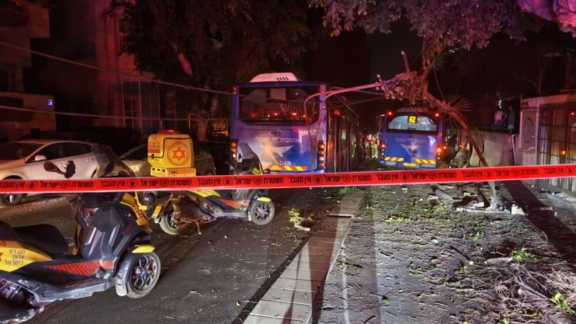 תאונה במעורבות שני אוטובוסים בתל אביב: בת 11 במצב אנוש