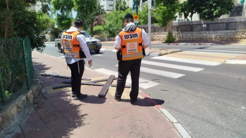 קרשים עפו מרכב - ופגעו בראש של ילדה בת 4