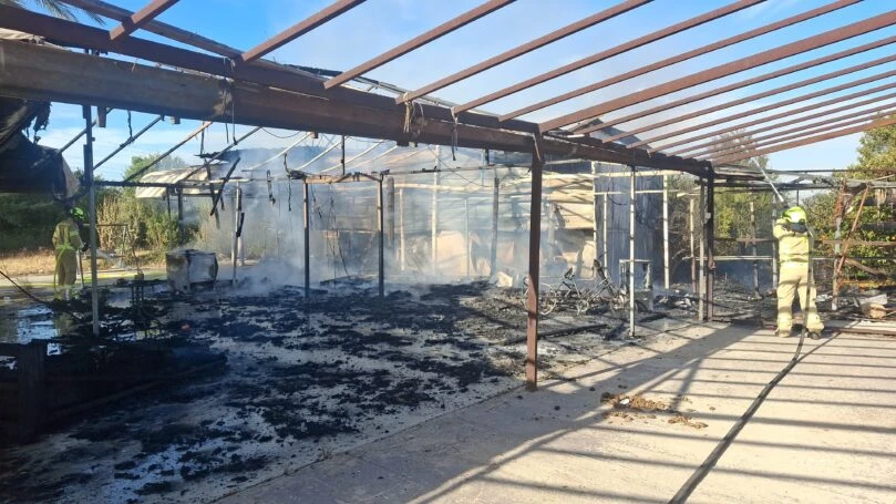 חשד לרצח בפתח תקווה: אדם אותר ללא רוח חיים במבנה שעלה באש