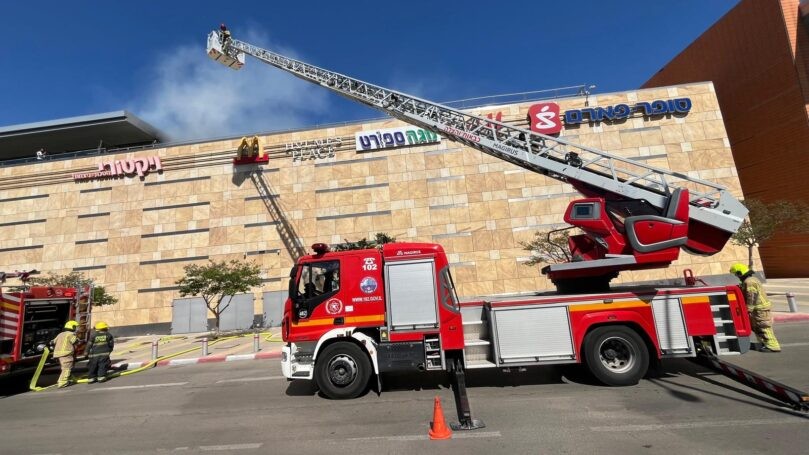כוחות הכיבוי השתלטו על השריפה בקניון "שבעת הכוכבים" בהרצליה