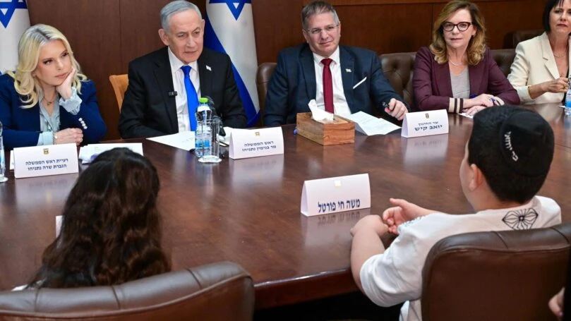 "הלב נפתח אליכם": רה"מ נפגש עם ילדים שעברו חרמות