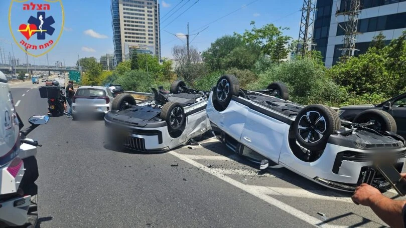 אירוע חריג בכביש 4: מכוניות נפלו ממשאית הובלה בעקבות תאונה