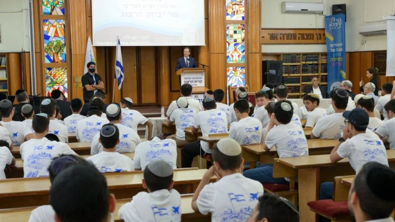 הנשיא הרצוג ביקר בישיבה שבה לומד בנו של נפתלי בנט