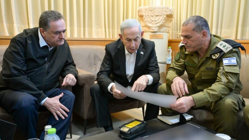 בדרך להרחבת התקיפות: נתניהו, כ"ץ וזמיר קיימו התייעצות בקריה