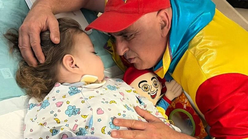 יובל המבולבל שר לפעוט שהתחשמל - והוא פקח את עיניו | צפו