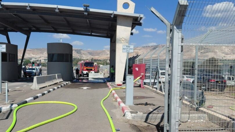 עשרות כלי רכב נשרפו במעבר נהר הירדן; צוותי כיבוי במקום