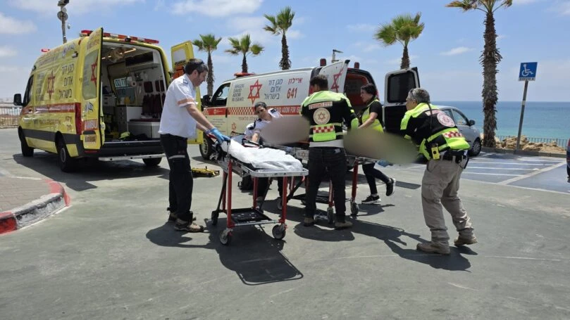 גבר כבן 50 נמשה מהמים מחוסר הכרה סמוך לחוף הסלע בבת ים
