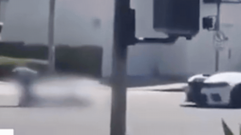 תיעוד מחריד מלוס אנג'לס: גופה נפלה מרכב באמצע צומת עמוס