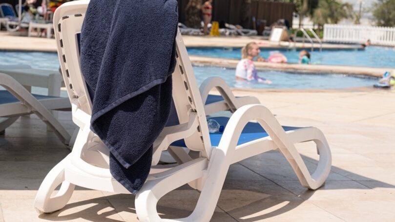 מגבות בבריכה קרדיט: שאטרסטוק