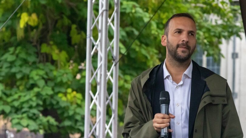 המפלגה שמאיימת לשנות את בריטניה: "ישראל חייבת להיות מושמדת"