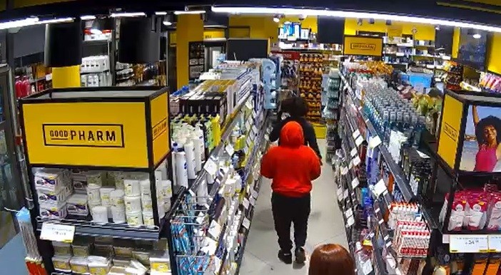 אלימות בלב תל אביב: נערים תקפו עובד בחנות "גוד פארם"