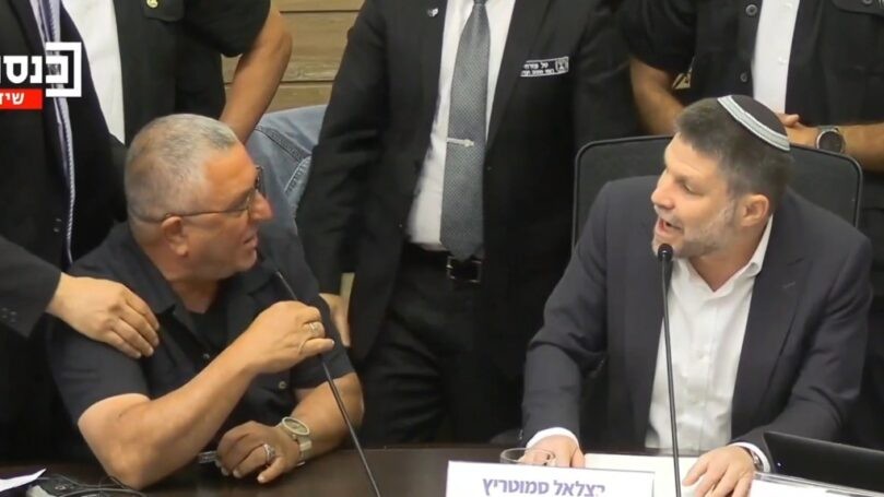 עימות בוועדת החוקה: השר סמוטריץ' לא זיהה את אח החטוף והתנצל