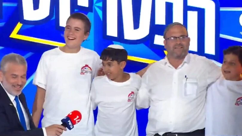 רגע התעלות בשידור: השירה הסוחפת שהקפיצה את הפטריוטים | צפו