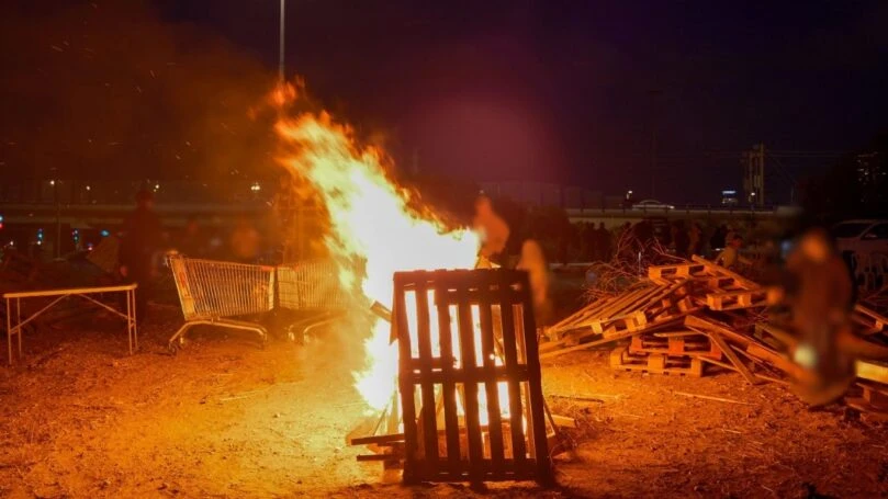 מחריד: 2 עובדי מלון ערבים השליכו כלב חי למדורת ל"ג בעומר