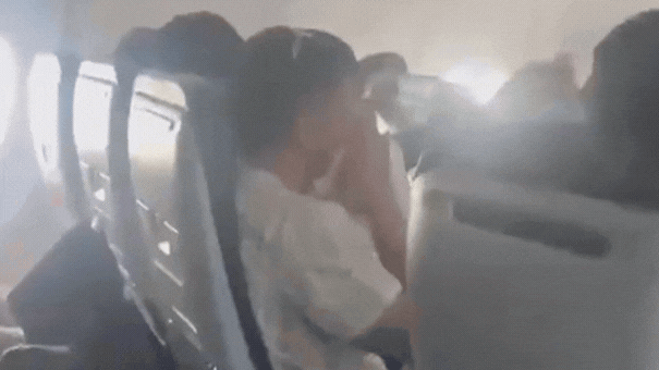 צפו: המטוס לא הצליח לנחות ועורר בהלה גדולה בקרב הנוסעים