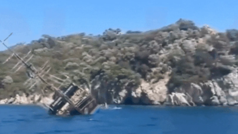 דרמה בטורקיה: ספינה טבעה - עשרות תיירים קפצו למים | צפו