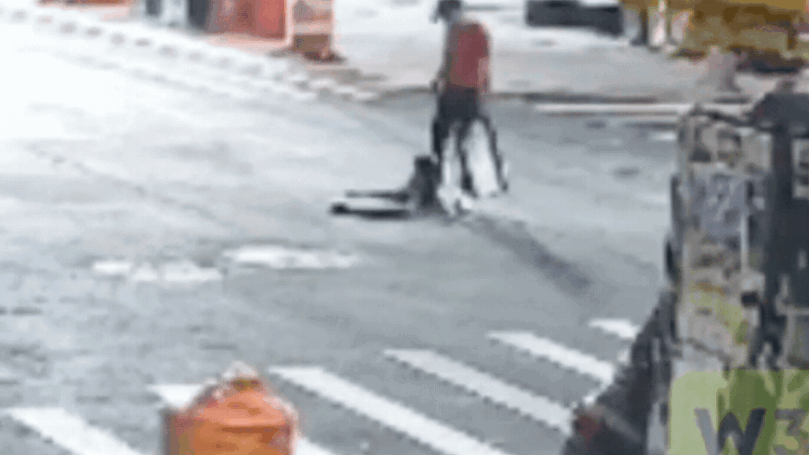 תיעוד הזוי: שבעה אנשים מגיחים מפתח ביוב באמצע הלילה