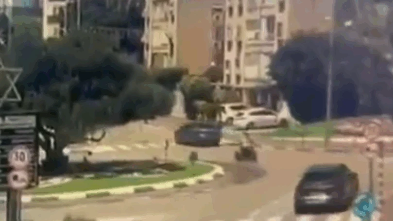 בן 18 רוכב על טרקטורון, מאבד שליטה - ודורס 2 מבוגרות | צפו
