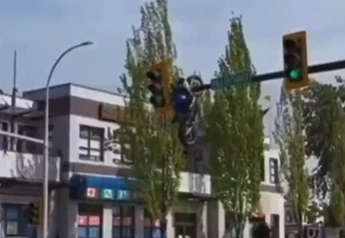 תיעוד חריג בקנדה: אופנוע נתלה על רמזור בעקבות תאונה קשה
