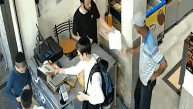 תיעוד מקומם: ערבי נצפה תוקף באלימות ילד חרדי בחיפה | צפו