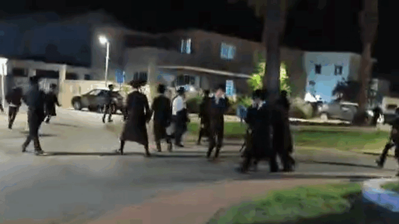 עשרות מפגינים מנסים לפרוץ לבית של מפקד המשטרה הצבאית