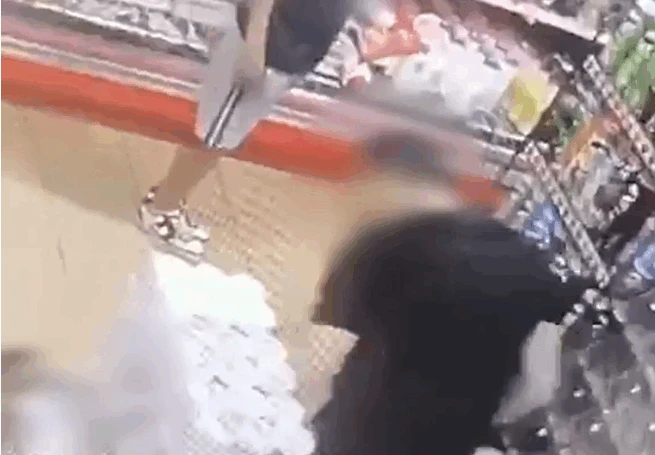 גבר הכה באכזריות נער בחנות לעיני המצלמות | קשה לצפייה