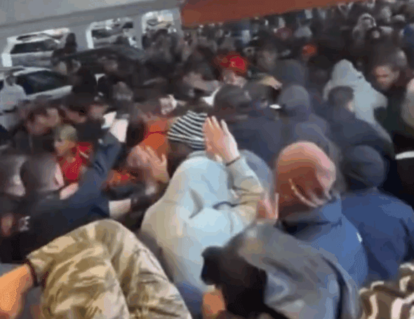 מאות הסתערו על קניון בארה"ב - שוטר נפל וריסס גז פלפל