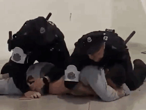 קבלת הפנים בספרד למשתתפי המשט נגמרה במכות | צפו