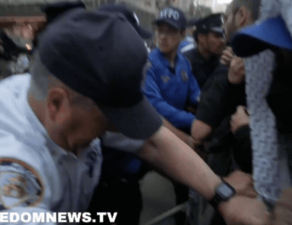 "ישראל לא צריכה להתקיים": המון זועם צר על בית כנסת במנהטן