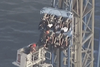 צפו: שמונה תלמידים נתקעו הפוך במשך שעות על רכבת הרים
