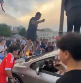 צפו: חבר פרלמנט תועד קופץ על רכב וחוגג את הניצחון של פ.ס.ז.
