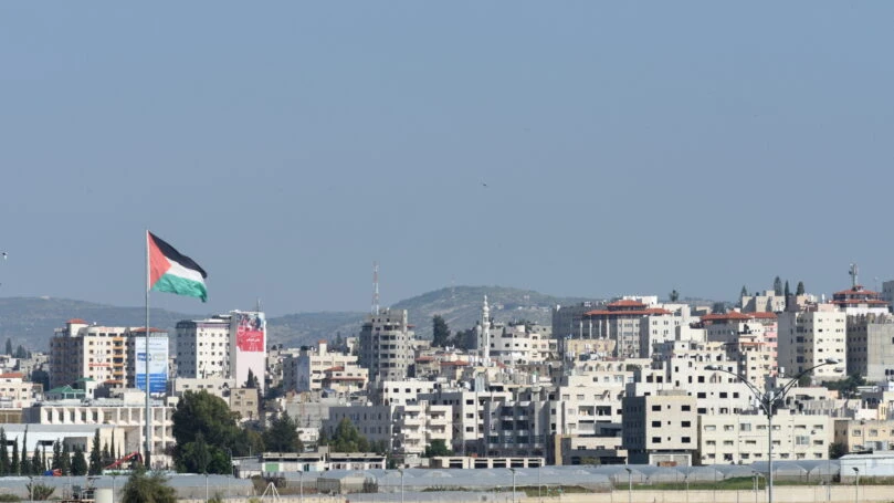 מאות מבנים ערבים בלתי חוקים מול החווה שנהרסה 11 פעמים בחודש