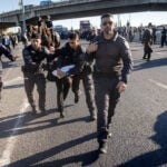 הפגנות החרדים: כבישים נחסמו, קיצוניים פורצים לאגף במשטרה