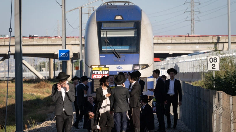 "לב יהודי": הצעיר שהגיע להפגנות החרדים - וריגש את הרשת