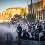 שני חשודים נוספים שיידו אבנים לעבר מפגינים חרדים בי-ם נעצרו