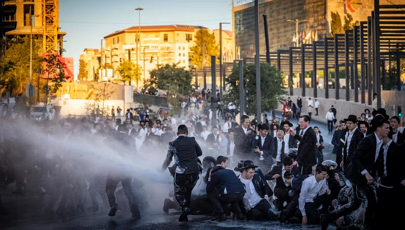 שני חשודים נוספים שיידו אבנים לעבר מפגינים חרדים בי-ם נעצרו