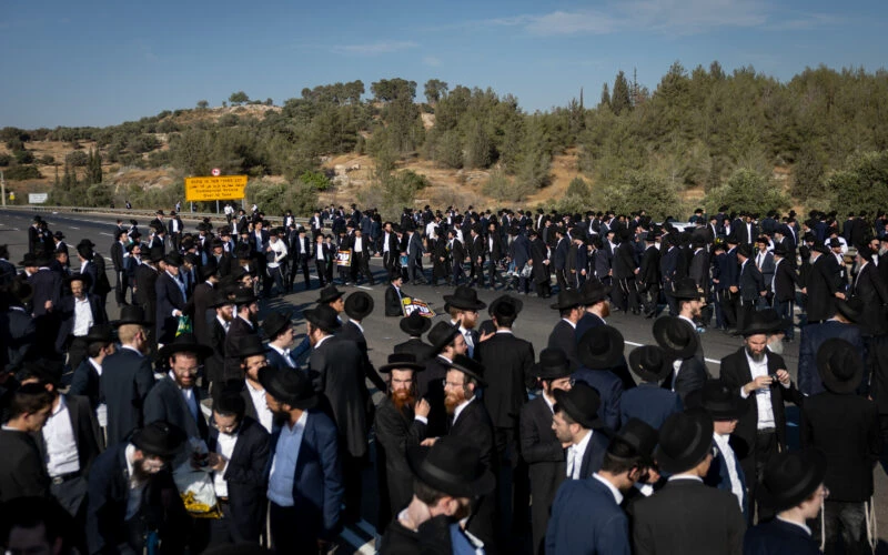 כבישים מרכזיים נחסמו, שני עוברי אורח נפגעו באירועי דריסה