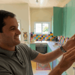 אחרי גיא מרוז: יקי אדמקר קבע מזוזות בביתה של עירית לינור