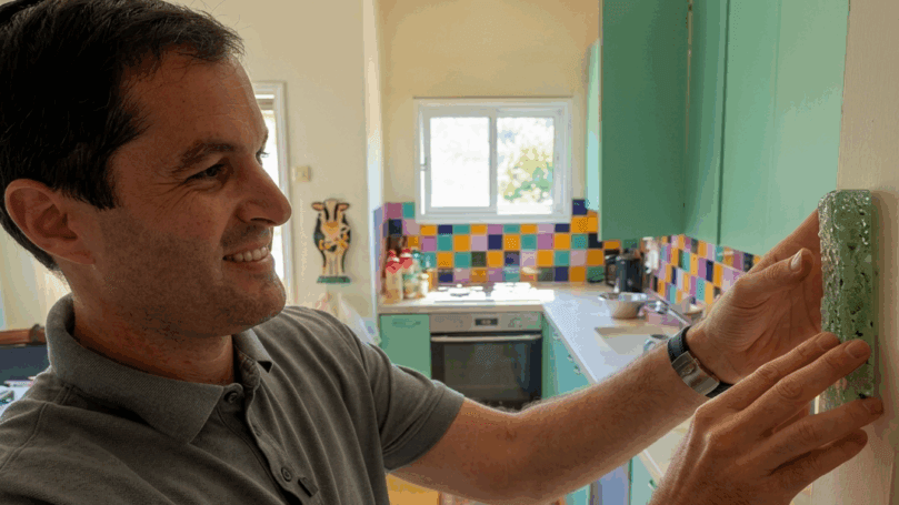 אחרי גיא מרוז: יקי אדמקר קבע מזוזות בביתה של עירית לינור