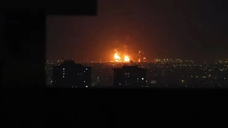 סנטקום מאשר: גל תקיפות מסיבי מחק אתרי קשר באיראן | תיעוד