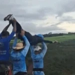 קשה לצפייה: מדריכי בנג'י שכחו לחבר רתמה וצעירה הושלכה למותה