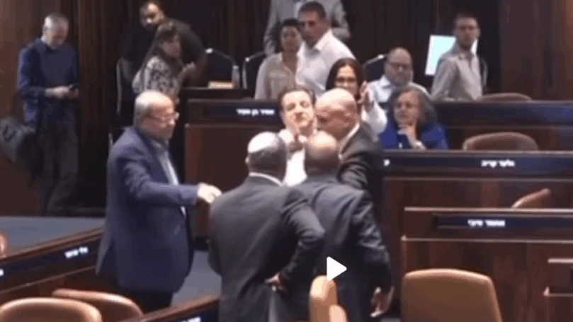 העימות האלים במליאה בין אופיר כץ לאיימן עודה | צפו